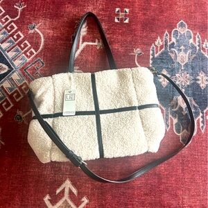 ••NWT Urban Expressions Cream/ Black Tote Sherpa Gold Hardware Zip Closure